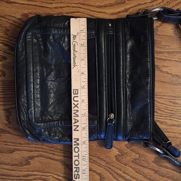 Black cross body purse. Lots of pockets. - Picture 4 of 6